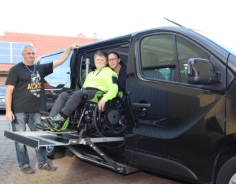 Familie freut sich über neues Auto für ihren Sohn Nico - Der 14-jährige Nico, der an einer fortschreitenden Muskelschwäche leidet, kann dank moderner Technik von seinen Eltern Anja und André Klötzer im Rollstuhl in das neue Auto gehoben werden.