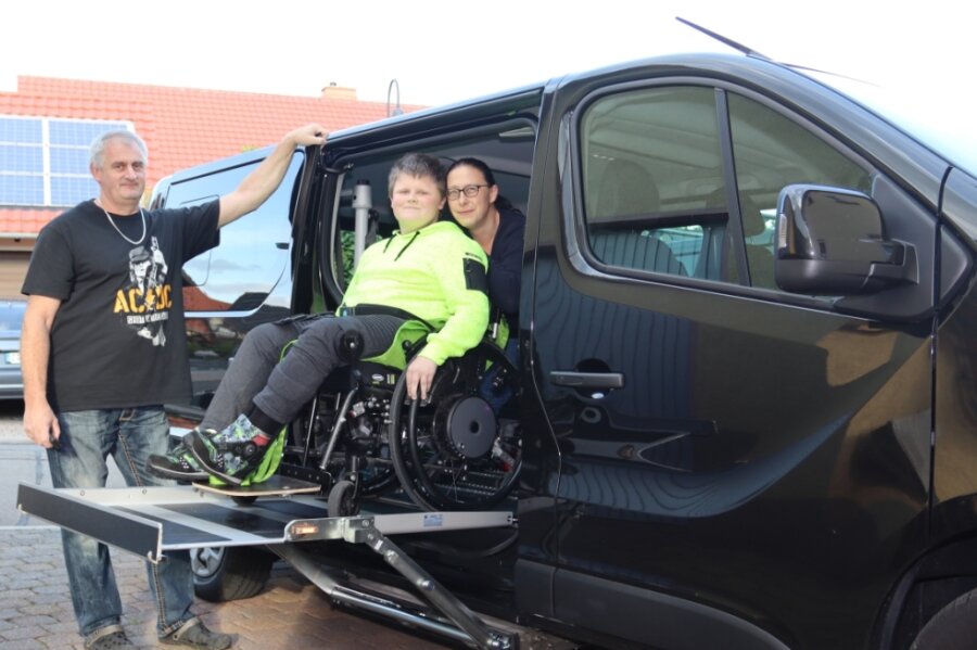 Familie freut sich über neues Auto für ihren Sohn Nico - Der 14-jährige Nico, der an einer fortschreitenden Muskelschwäche leidet, kann dank moderner Technik von seinen Eltern Anja und André Klötzer im Rollstuhl in das neue Auto gehoben werden.