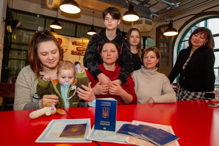 Familie fünf Tage auf der Flucht von Charkiw in das Vogtland - Sie haben eine lange Reise hinter sich: Olena mit Söhnchen Alex (von links), Wladimir mit Mutter Darya Petrushenko und Darya mit ihrer Mutter Maiia Orlova. Alexandra Michaelis unterstützt die Familie nun. 