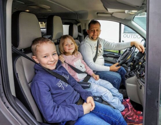 Familie Hanf entspannt im neuen Auto: Mit Tempomat an die See - Wer will vorne bei Papa Jörg Krumpe sitzen? Ein klarer Fall für Mia und Elias. 