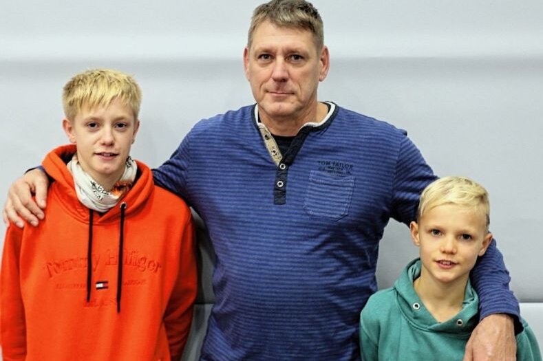Familie Hocke legt Gegner aufs Kreuz - Carl (von links), Jörg und Henry Hocke leben für den Ringkampfsport in Pausa. 