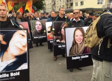 Familie kritisiert: Foto von getöteter Sophia bei Chemnitzer AfD-Demo - Bei der Kundgebung der AfD am Samstag in Chemnitz wurde unter anderem ein Plakat mit der getöteten Sophia L. gezeigt.