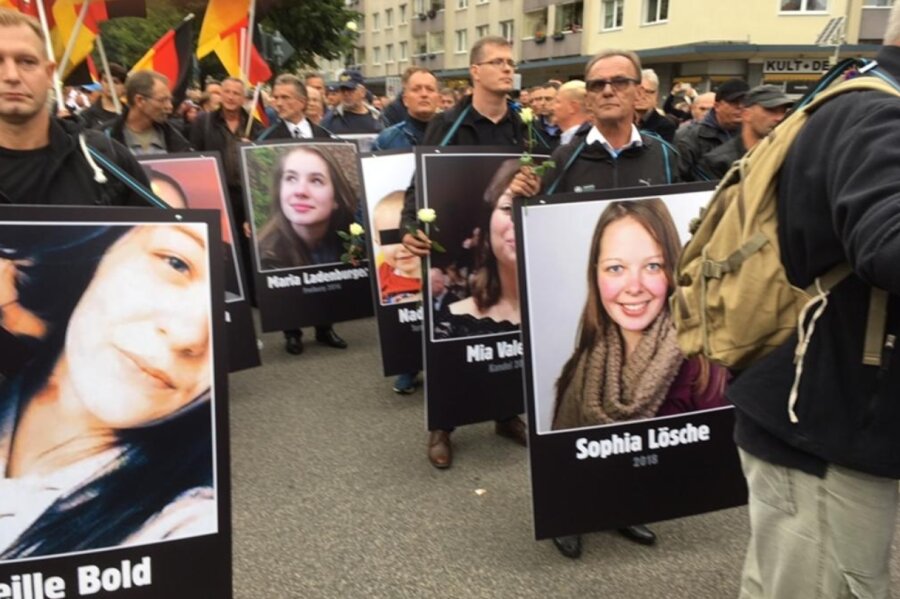Familie kritisiert: Foto von getöteter Sophia bei Chemnitzer AfD-Demo - Bei der Kundgebung der AfD am Samstag in Chemnitz wurde unter anderem ein Plakat mit der getöteten Sophia L. gezeigt.