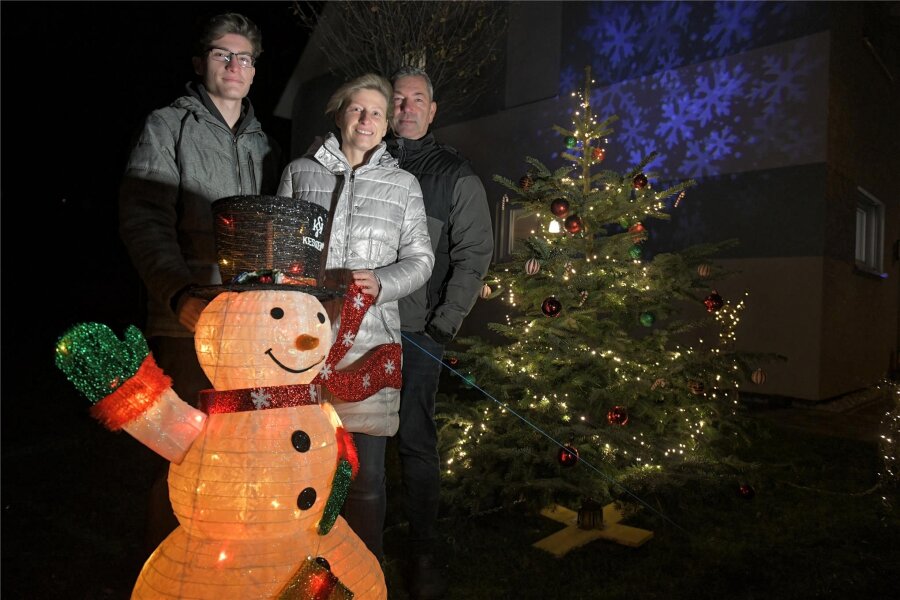 Familie pflegt amerikanische Weihnachtstradition im erzgebirgischen Freiberg - Susann und Bert Sagi haben gemeinsam mit Sohn Leopold ihr Haus und den Vorgarten weihnachtlich illuminiert.