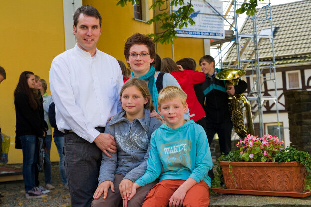 In ihrer Heimatstadt Scheibenberg wurden Marcel und Frauke Kämpfe mit ihren Kindern Salomé und Silas bei einem Aussegnungsgottesdienst verabschiedet. Das Bild entstand vor der St.-Johannis-Kirche.