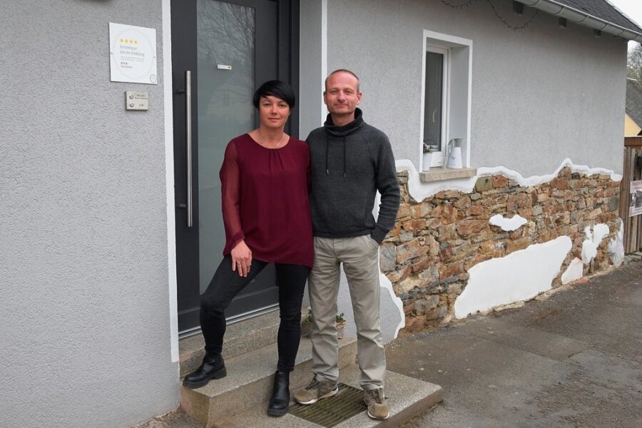 Familie wagt in Schneidenbach Neustart mit Vier-Sterne-Ferienhaus - Die stolzen Besitzer einem Vier-Sterne-Ferienhaus: Kathleen und Markus Gräßer.
