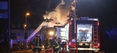 Familie zieht nach Brand in Frankenberg in Notunterkunft - Etwa 70 Kameraden der Freiwilligen Feuerwehren aus Frankenberg, Oberlichtenau und Flöha rückten zum Löscheinsatz aus.