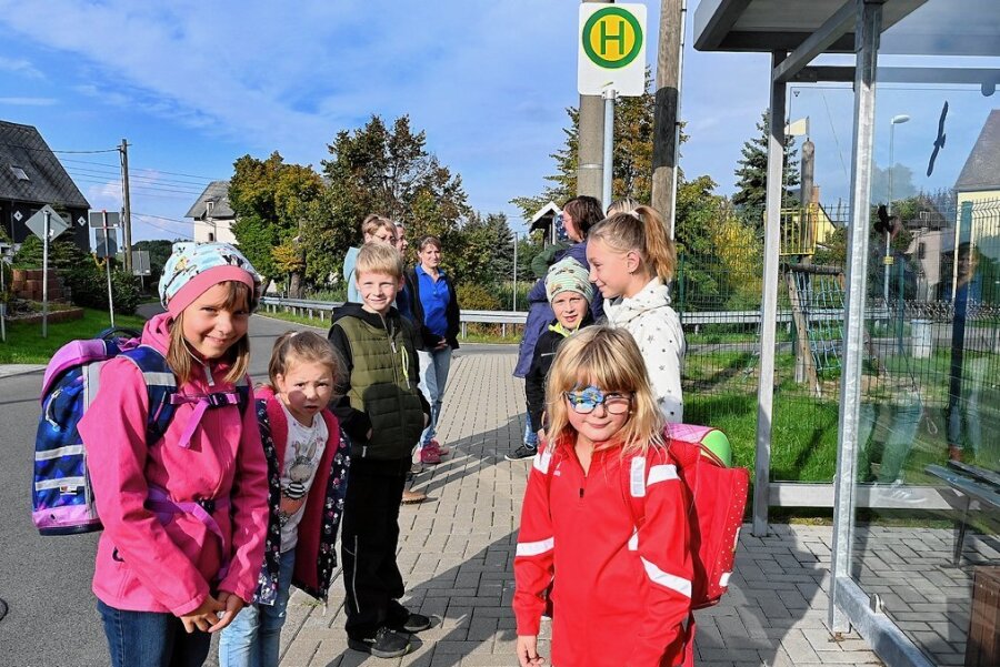 Die Bushaltestelle in Weinsdorf: Hier haben Schulkinder schon mehrfach vergeblich auf den Bus gewartet. 