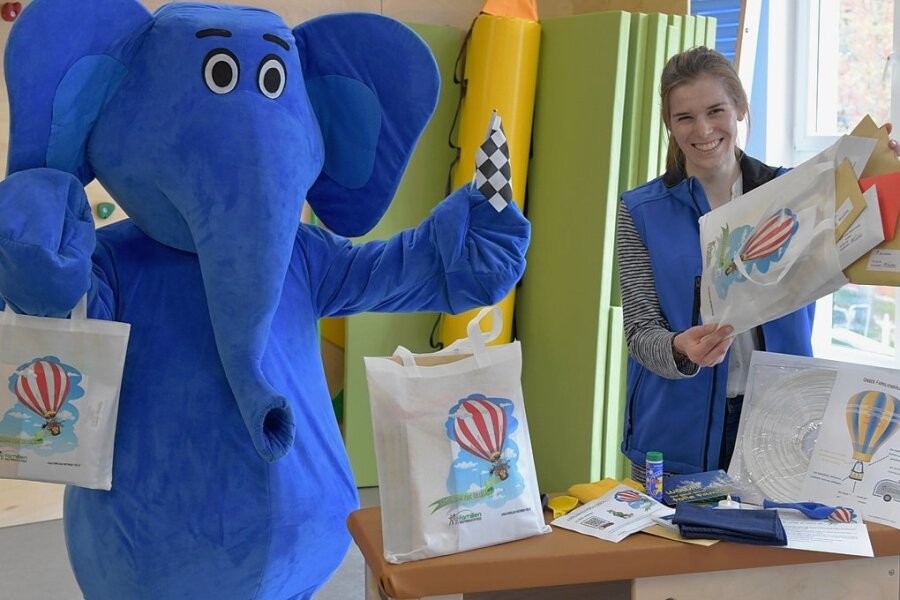 Sozialpädagogin Svenja Brandenburger und Elefant Kibu packen die Familien-Mutmach-Taschen im Familienzentrum.