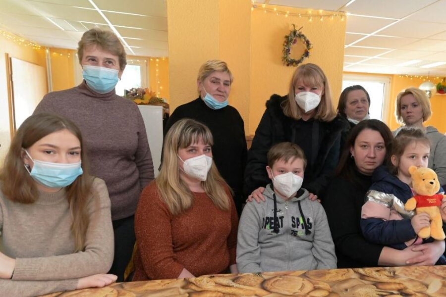 Sozialministerin Petra Köpping (hinten 3, von links) mit Kriegsflüchtlingen aus der Ukraine. Ebenfalls im Bild: Swetlana (hinten links), Anastasia (vorn, 2. von links) und Olga (vorn, 2. von rechts).