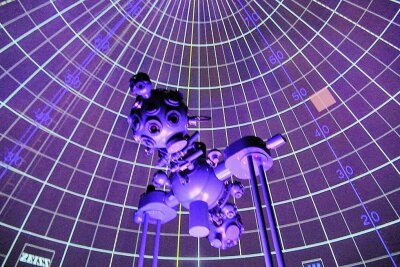 Familienausflug bei schlechtem Wetter in Sachsen: Diese preiswerten Ziele können Sie ansteuern - Das Zeiss-Planetarium in Drebach hat eine Sternenkuppel mit einer Größe von 200 Quadratmetern.