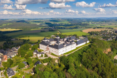 Drohnenaufnahme von Schloss Augustusburg.