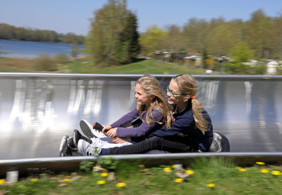 Familienausflug für unter 50 Euro: Fünf lohnende Ziele in Sachsen - Kinder können sich den Fahrtwind um die Nase wehen lassen. Und beim Blick auf das Panorama vom Stausee Oberwald schon mal von den Abenteuern in den Sommerferien träumen.