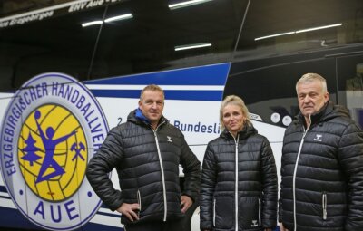 Familienbetrieb bringt den EHV ins Rollen - Thomas, Katharina und Peter Haschick (v. l.) leben für ihr Busunternehmen - und für den EHV Aue. Den Handball-Zweitligisten bringen sie seit 20 Jahren zu seinen Auswärtsspielen und wieder heim. 