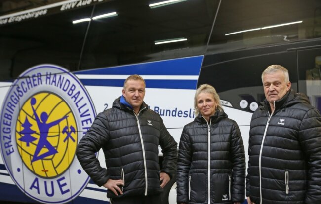 Thomas, Katharina und Peter Haschick (v. l.) leben für ihr Busunternehmen - und für den EHV Aue. Den Handball-Zweitligisten bringen sie seit 20 Jahren zu seinen Auswärtsspielen und wieder heim. 