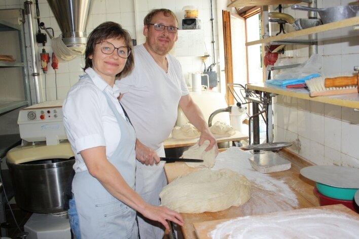 Familienbetrieb läuft in vierter Generation - Frank Dörr mit seiner Frau Heike bei der Zubereitung von Sauerteig. 