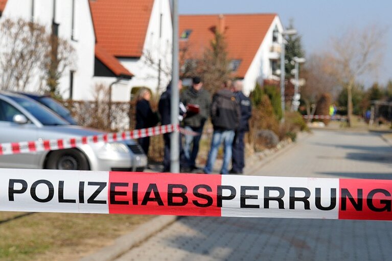 Eine 32-jährige Frau ist am Mittwoch im Ortsteil Mühlbach offenbar von ihrem Ehemann getötet worden. 