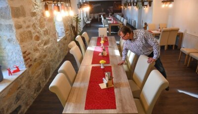 Familienfeiern, Tanz und Partys: Gasthöfe lassen es krachen - Jan Kösters, Chef des Gasthofes "Roter Hirsch" in Claußnitz hat einen neuen Gastraum auf der ehemaligen Kegelbahn geschaffen. 