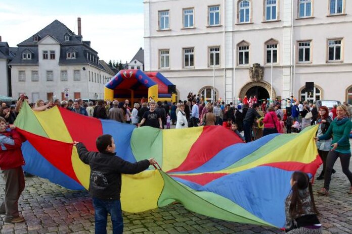 Familienfest gegen Fremdenfeindlichkeit - Mit einem kurzfristig auf die Beine gestellten Familienfest haben die demokratischen Parteien in Schneeberg ein Zeichen gegen Fremdenfeindlichkeit setzen wollen.