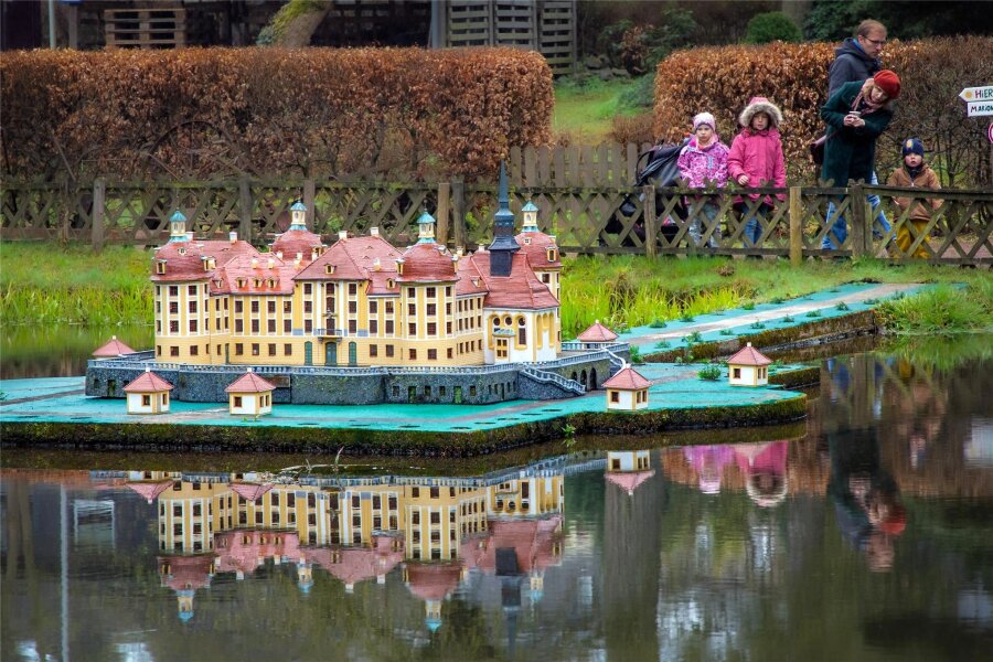 Familienfest: Klein-Erzgebirge in Oederan feiert bis in die Nacht - Schloss Moritzburg, die Chemnitzer Esse und der Fürstenzug zu Dresden sind im Miniaturpark zu sehen.