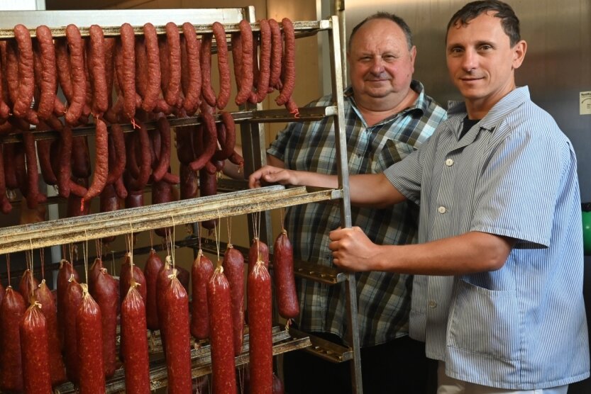 Familienfleischerei Gränitz: Wo die Wurst wie früher gemacht wird - Steffen Gränitz (links) und Sohn Benny Gränitz arbeiten bei der Produktion ihrer Erzeugnisse mit Bauern aus der Region zusammen. 