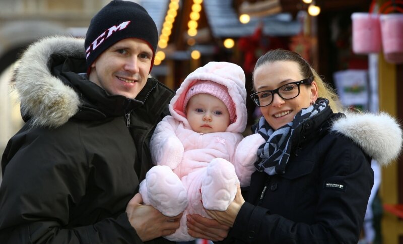 Familienmensch Pyka will mit den Eispiraten eine Serie starten - Danny Pyka mit Freundin Sabrina und Töchterchen Lou zu Gast auf dem Crimmitschauer Weihnachtsmarkt.