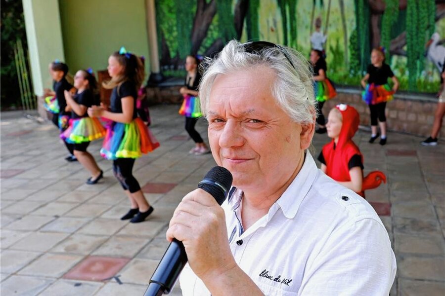 Familienparkfest in Glauchau: Große Hitze, viele Spiele und ein neuer Moderator - Mike Massalsky führte als Moderator durch das Programm, zu dem Tänze des Carnevals-Nachwuchses gehörten.