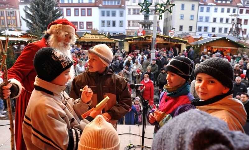 Familientag startet verhalten - 
              <p class="artikelinhalt">Der Weihnachtsmann persönlich überwachte das Abgeben der Wunschzettel auf der Bühne des Christmarktes. Die Kinder sollten auch mitteilen, welche Wünsche sie an die Stadt haben. </p>
            