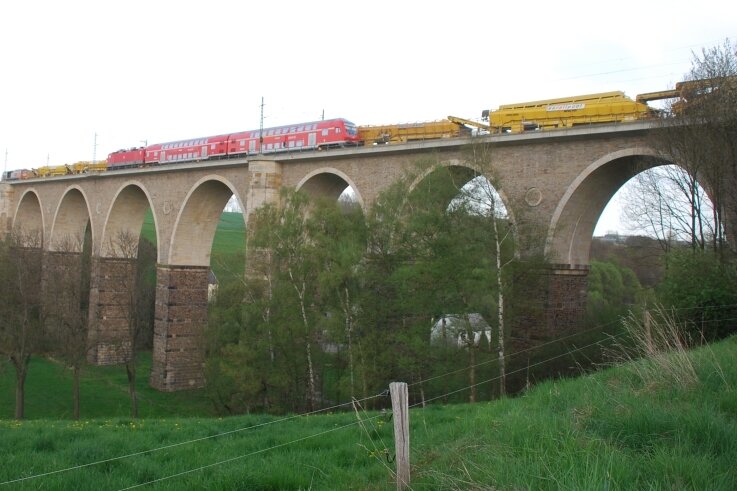 Familienunternehmen seit 90 Jahren: Rathaus in Oederan im Herbst fertig - Referenz früher: Die Sanierung des Wegefarther Viadukts erfolgte einst durch das 1932 gegründete Geschäft von Bauingenieur Walter Steiger. 