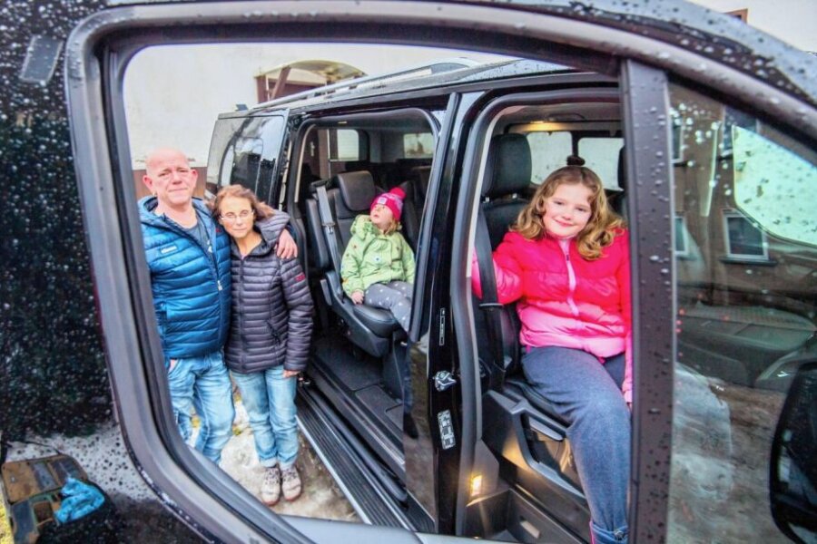 Familienvater dankt für "gigantische Hilfe" - Familie Heinz aus Hundshübel und ihr neues Auto: Vater Mirko Heinz mit Lebensgefährtin Annegret Colditz und seine beiden Töchter Lina und Lilli Heinz. 