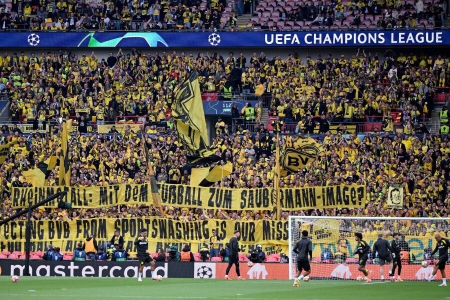 Fan-Proteste gegen Rheinmetall-Deal bei Endspiel - Dortmund Fans protestierten vor dem Spiel gegen den Rheinmetall-Deal.