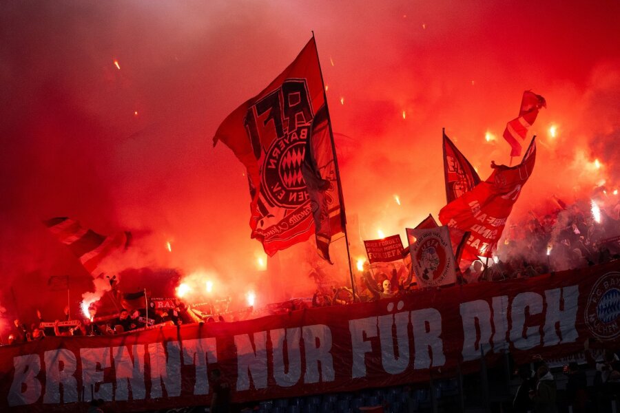 Fan-Verbot gegen Arsenal: FC Bayern appelliert an Anhänger - Fans des FC Bayern brannten Mitte Februar in Rom Pyrotechnik ab und warfen Gegenstände aufs Feld.