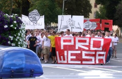
              <p class="artikelinhalt">Mit Plakaten und Sprechchören zogen am Samstag rund 150 Verfechter des Westsachsenstadions als Spielort für den FSV durch die Stadt. </p>
            