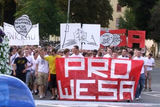 
              <p class="artikelinhalt">Mit Plakaten und Sprechchören zogen am Samstag rund 150 Verfechter des Westsachsenstadions als Spielort für den FSV durch die Stadt. </p>
            