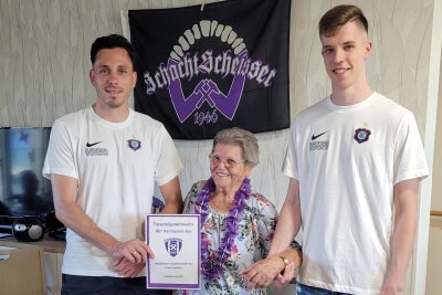 Fanleidenschaft kennt kein Alter: Profis von Erzgebirge Aue besuchen ältesten Fanclub im Pflegeheim - Ursula Lindner hat das Tippspiel der vergangenen Saison gewonnen.