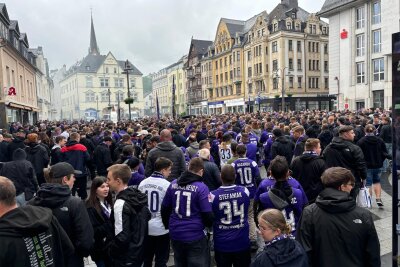 Fanmarsch im Erzgebirge: Warum der FCE-Präsident stolz auf die Fans der Veilchen ist - Die FCE-Fans trafen sich am Sonnabend auf dem Auer Altmarkt zum Fanmarsch.