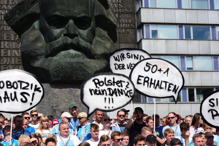 Fanmarsch von mehr als 1000 CFC-Anhängern verläuft friedlich - Mehrere hundert CFC-Fans haben sich am Sonntagnachmittag vor dem Karl-Marx-Monument versammelt. Insgesamt kamen laut Polizei etwa 1200 Fans zusammen.
