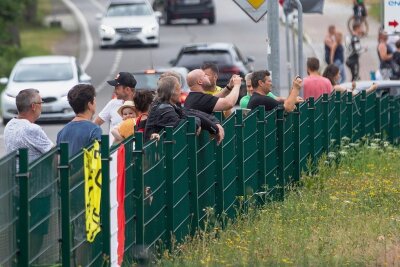 Fans am Sachsenring in Zeiten von Corona: Nur dabei statt mittendrin - An der Goldbachstraße in Oberlungwitz blieben immer wieder Zaungäste stehen, um die Fahrer für einige Sekunden zu sehen. 
