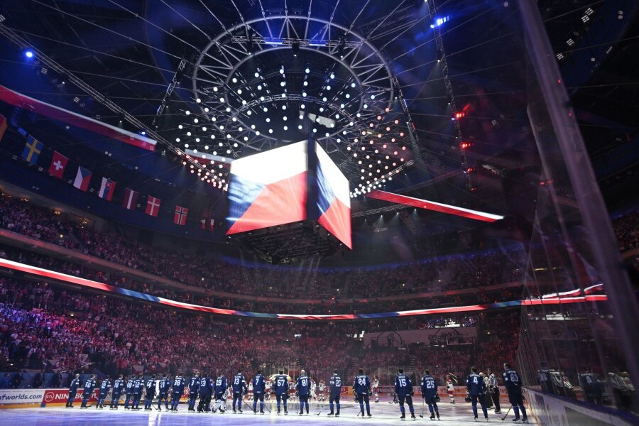 Fans fallen bei Eishockey-WM auf gefälschte Tickets rein - Die Mannschaften aus Tschechien und Finnland stehen vor Spielbeginn auf dem Eis.