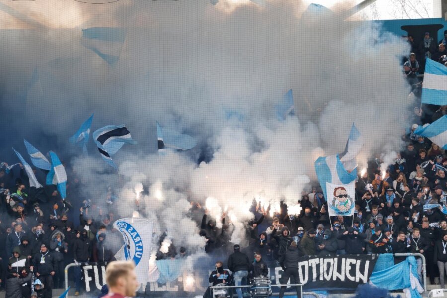 Im Heimspiel gegen den BFC Dynamo am 2. April wurden im CFC-Fanblock Rauchtöpfe und Bengalfackeln gezündet.