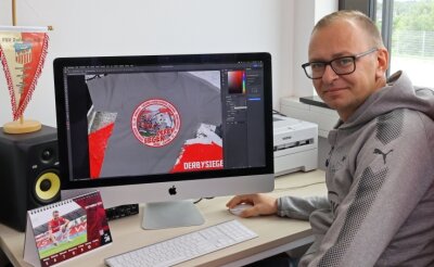 Fanshirt "Derbysieger" zum historischen FSV-Sieg - FSV-Pressesprecher Daniel Sacher zeigt am PC-Bildschirm, wie das Derbysieger-Shirt aussieht. Ab Freitag kommt es in den Fanshop. 
