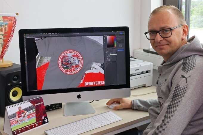 Fanshirt "Derbysieger" zum historischen FSV-Sieg - FSV-Pressesprecher Daniel Sacher zeigt am PC-Bildschirm, wie das Derbysieger-Shirt aussieht. Ab Freitag kommt es in den Fanshop. 