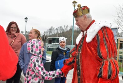 Fantasievoller Start am Hafen - Ein integrer Willkommensgruß des Königs alias Norbert Hein erreichte diese junge Besucherin der Märchenparade.