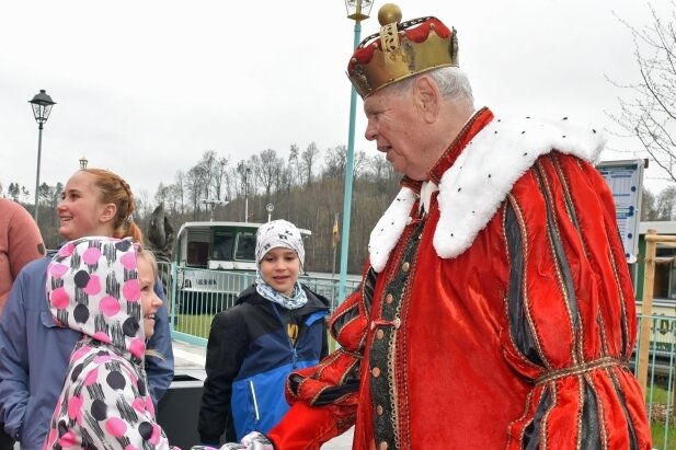 Fantasievoller Start am Hafen - Ein integrer Willkommensgruß des Königs alias Norbert Hein erreichte diese junge Besucherin der Märchenparade.