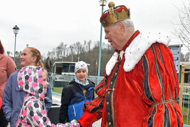 Ein integrer Willkommensgruß des Königs alias Norbert Hein erreichte diese junge Besucherin der Märchenparade.