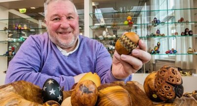 Fantasiewelten rund ums Ei: In Gelenau wird eine neue Ausstellung vorbereitet - Helmut Meister, der diesmal 600 Schmuck- und Künstlereier aus seiner Sammlung mit nach Gelenau gebracht hat, zeigt ein hölzernes Ei, das er mit Glasperlen verziert hat. 