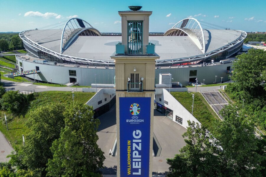 Fanzone in Leipzig vorübergehend geschlossen - Blick auf das Stadion Leipzig, auch Red-Bull-Arena, und den Glockenturm vor der Fußball-EM.