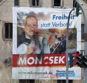 Farbanschlag auf Moncsek-Plakate - Mit Farbbomben und Graffiti haben Täter dieses Wahlkampfplakat von 2021 attackiert. 