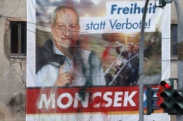 Farbanschlag auf Moncsek-Plakate - Mit Farbbomben und Graffiti haben Täter dieses Wahlkampfplakat von 2021 attackiert. 