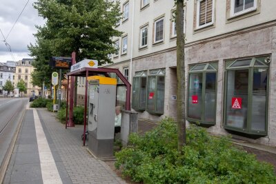 Farbanschlag auf Plauener Gewerkschaftsbüro - Diese Schaufenster der erst im Juli neu bezogenen Gewerkschaftsbüros an der Neundorfer Straße in Plauen wurden am Wochenende mit weißer Farbe beschmiert.